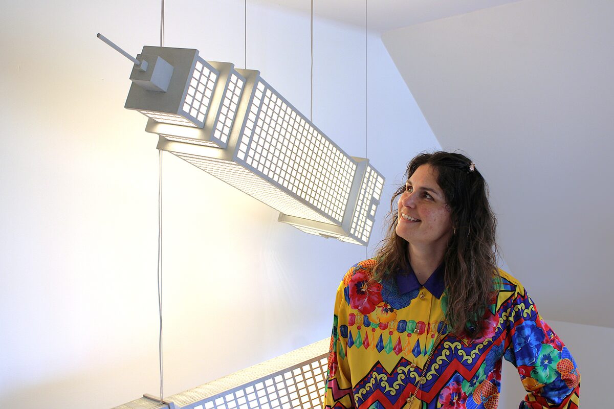 Gabriëlle betrachtet eine Lichtinstallation in einem Museum